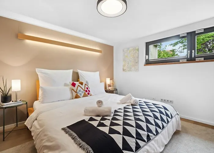 Studio! King Size Bett Autobahn Parkplatz